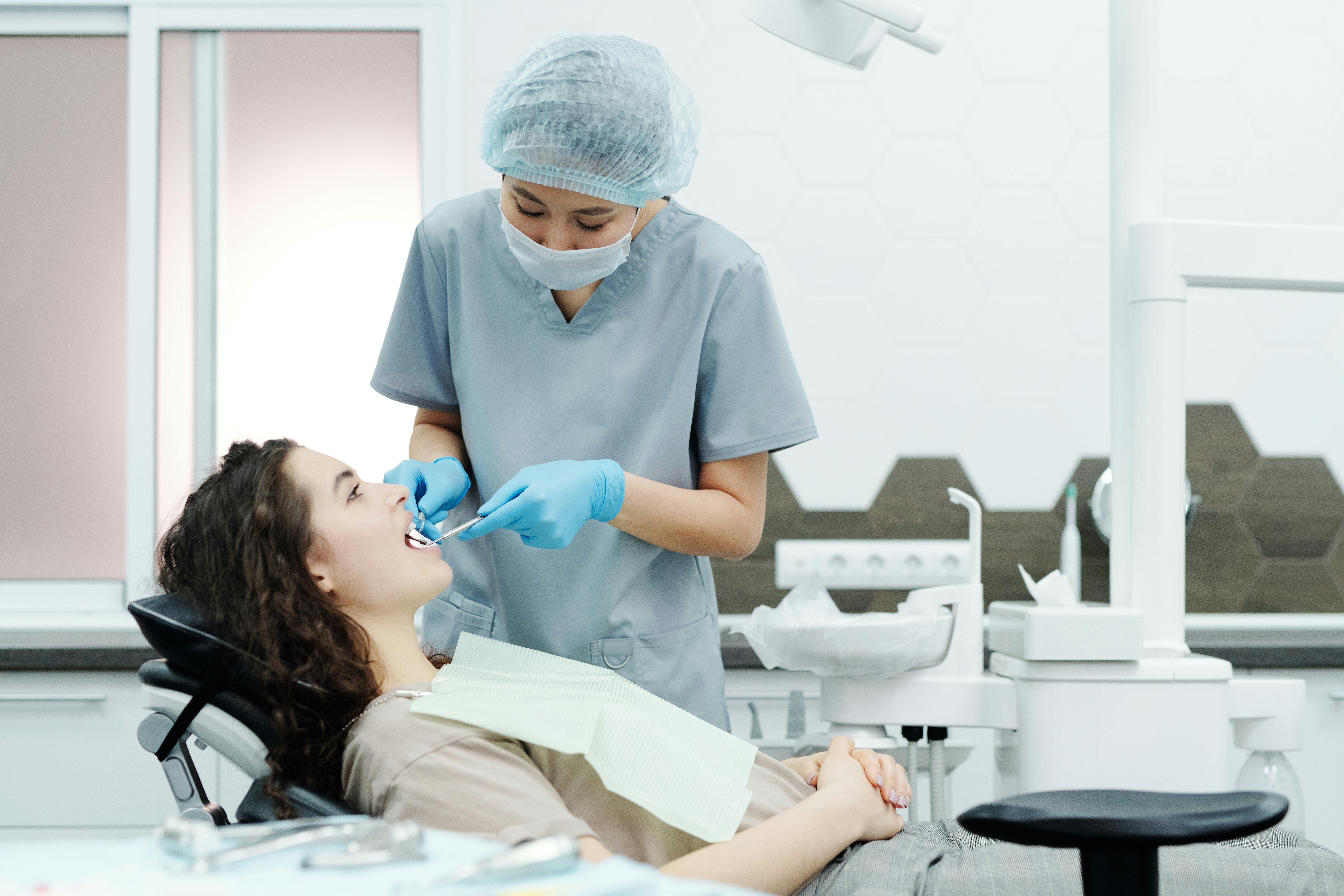 imagen de una dentista trabajando