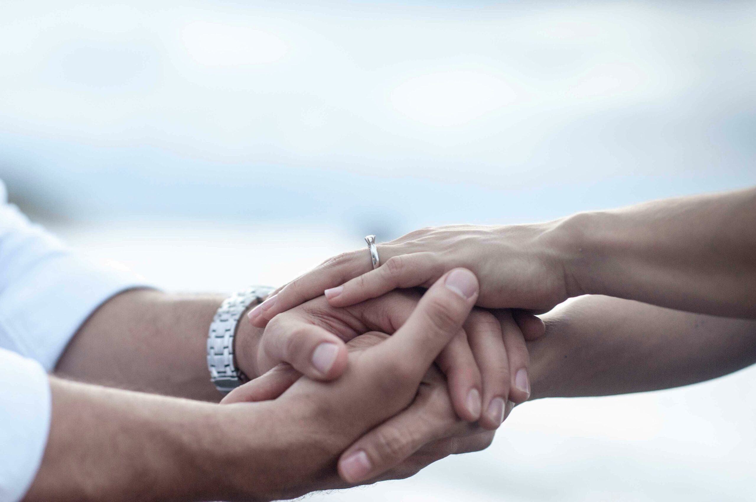 imagen de dos personas dándose la mano